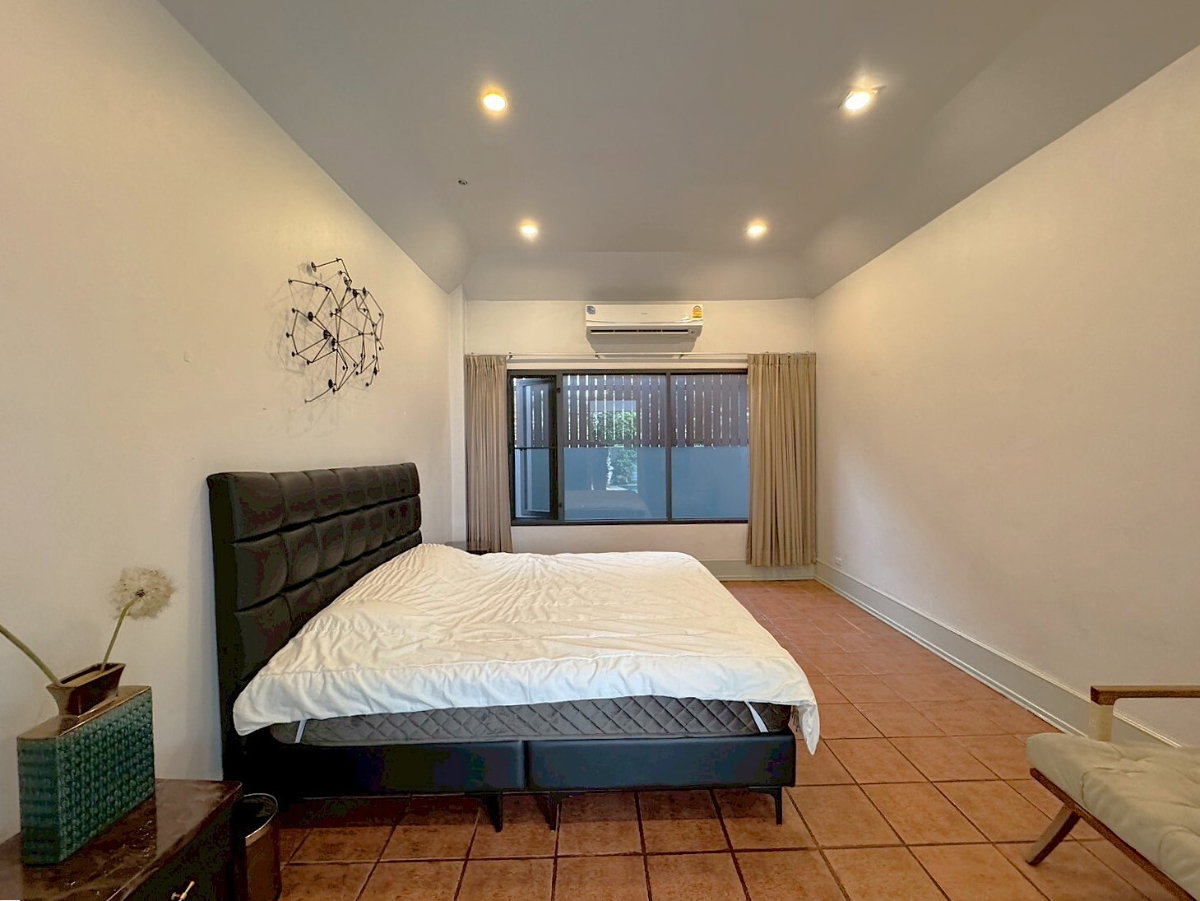 รูป บ้านหรู 5 ห้องนอน พร้อมสระว่ายน้ำ ใจกลางทองหล่อ ** NO CO-AGENT ** - รูปที่ 14/22