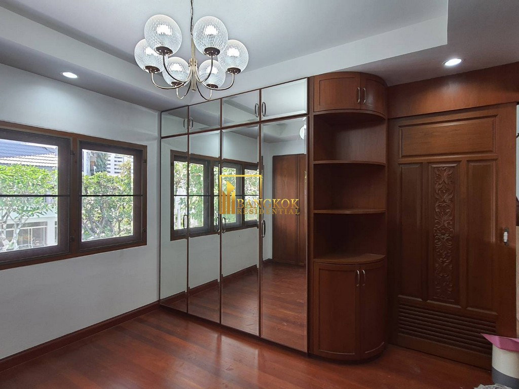 รูป Very Spacious 3 Bedroom House With Pool in Ekkamai Area - BR2621CD - รูปที่ 25/38