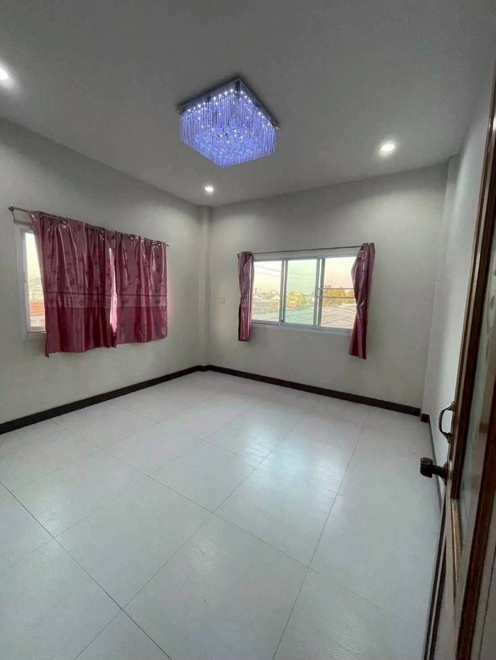 รูป ให้เช่าบ้านเดี่ยว 2 ชั้น ซอยลาดปลาเค้า 62 หมู่บ้านสุขนที5 ห้อง - 4 ห้องนอน (ห้องน้ำในตัว + แอร์ + เฟอร์ครบ เตียง/ตู้เสื้อผ้า/โต๊ะแป้ง) และ 1 ห้องเปล่า - รูปที่ 15/17