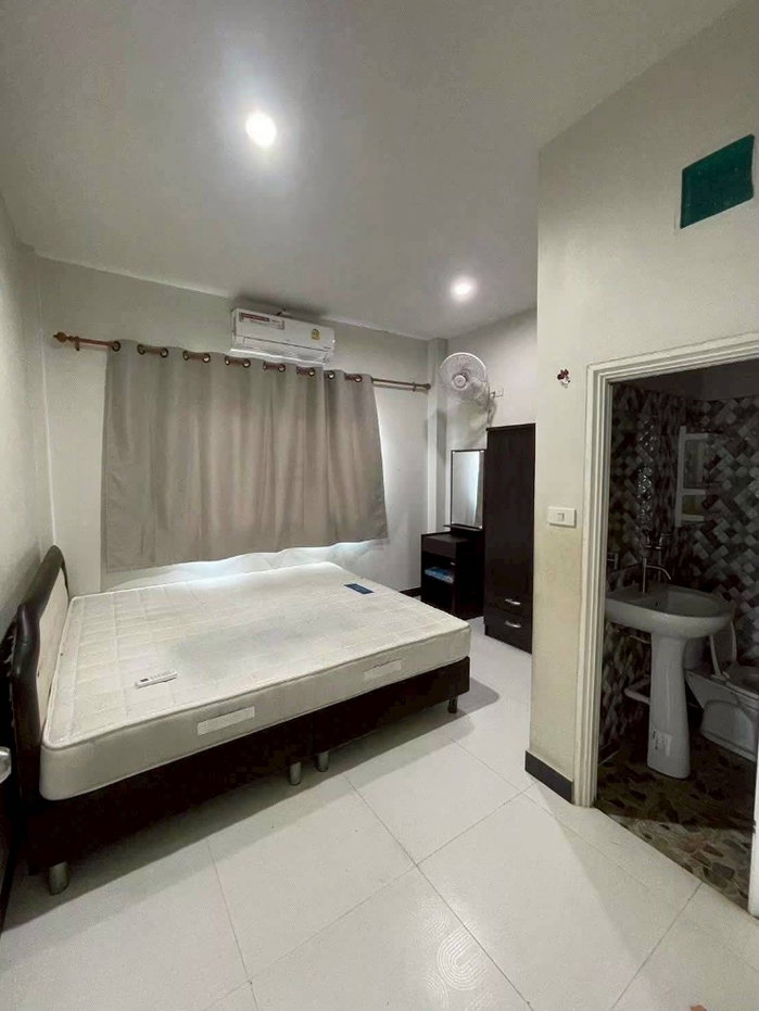 รูป ให้เช่าบ้านเดี่ยว 2 ชั้น ซอยลาดปลาเค้า 62 หมู่บ้านสุขนที5 ห้อง - 4 ห้องนอน (ห้องน้ำในตัว + แอร์ + เฟอร์ครบ เตียง/ตู้เสื้อผ้า/โต๊ะแป้ง) และ 1 ห้องเปล่า - รูปที่ 14/17