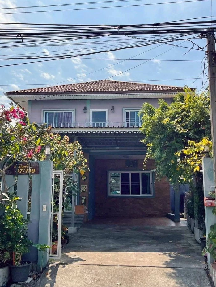 รูป ให้เช่าบ้านเดี่ยว 2 ชั้น ซอยลาดปลาเค้า 62 หมู่บ้านสุขนที5 ห้อง - 4 ห้องนอน (ห้องน้ำในตัว + แอร์ + เฟอร์ครบ เตียง/ตู้เสื้อผ้า/โต๊ะแป้ง) และ 1 ห้องเปล่า - รูปที่ 1/17