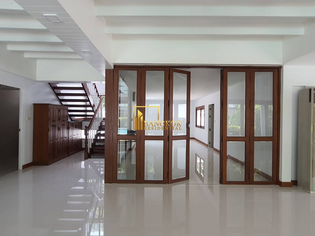 รูป Very Spacious 3 Bedroom House With Pool in Ekkamai Area - BR2621CD - รูปที่ 17/38