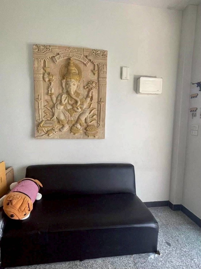 รูป ให้เช่าบ้านเดี่ยว 2 ชั้น ซอยลาดปลาเค้า 62 หมู่บ้านสุขนที5 ห้อง - 4 ห้องนอน (ห้องน้ำในตัว + แอร์ + เฟอร์ครบ เตียง/ตู้เสื้อผ้า/โต๊ะแป้ง) และ 1 ห้องเปล่า - รูปที่ 2/17