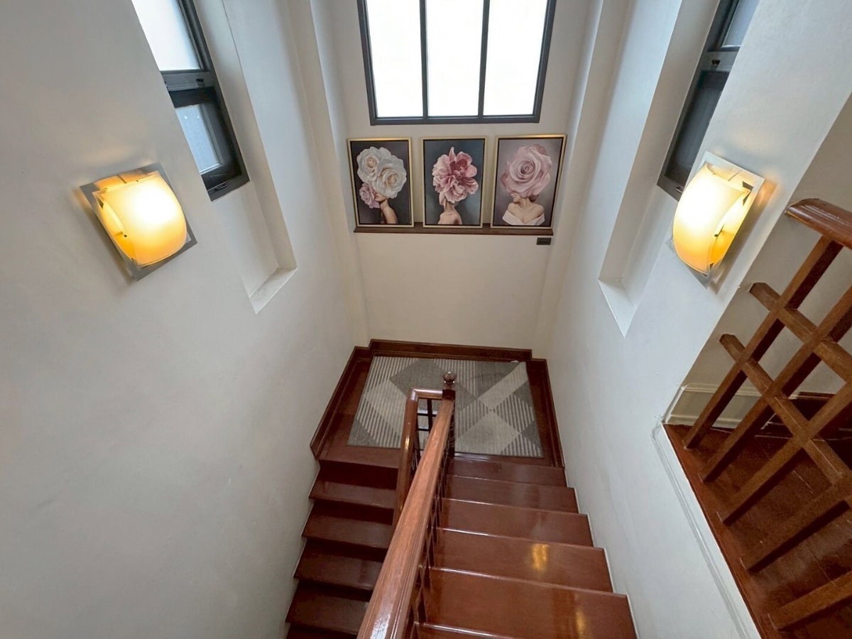 รูป บ้านหรู 5 ห้องนอน พร้อมสระว่ายน้ำ ใจกลางทองหล่อ ** NO CO-AGENT ** - รูปที่ 2/22