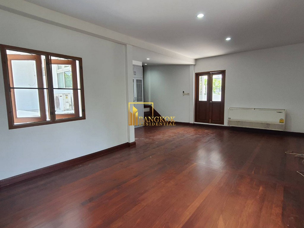 รูป Very Spacious 3 Bedroom House With Pool in Ekkamai Area - BR2621CD - รูปที่ 31/38
