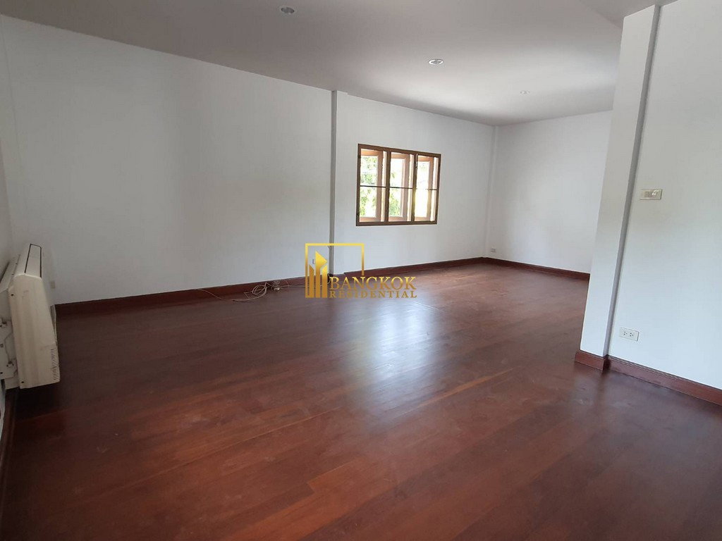 รูป Very Spacious 3 Bedroom House With Pool in Ekkamai Area - BR2621CD - รูปที่ 29/38