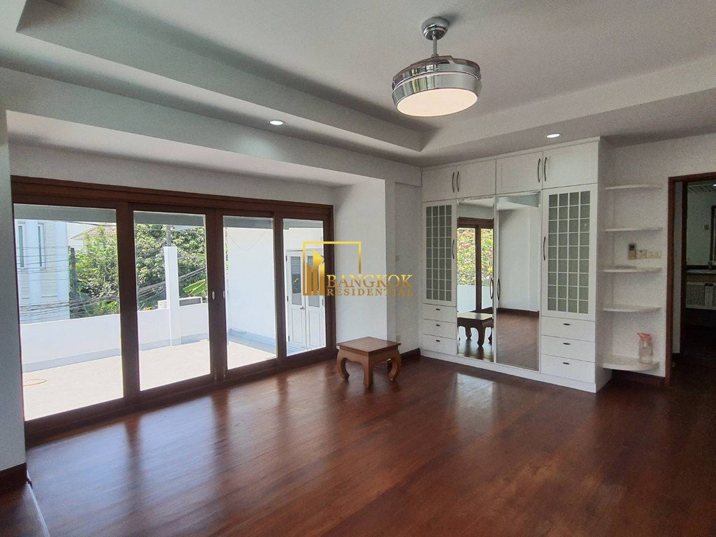 รูป Very Spacious 3 Bedroom House With Pool in Ekkamai Area - BR2621CD - รูปที่ 28/38