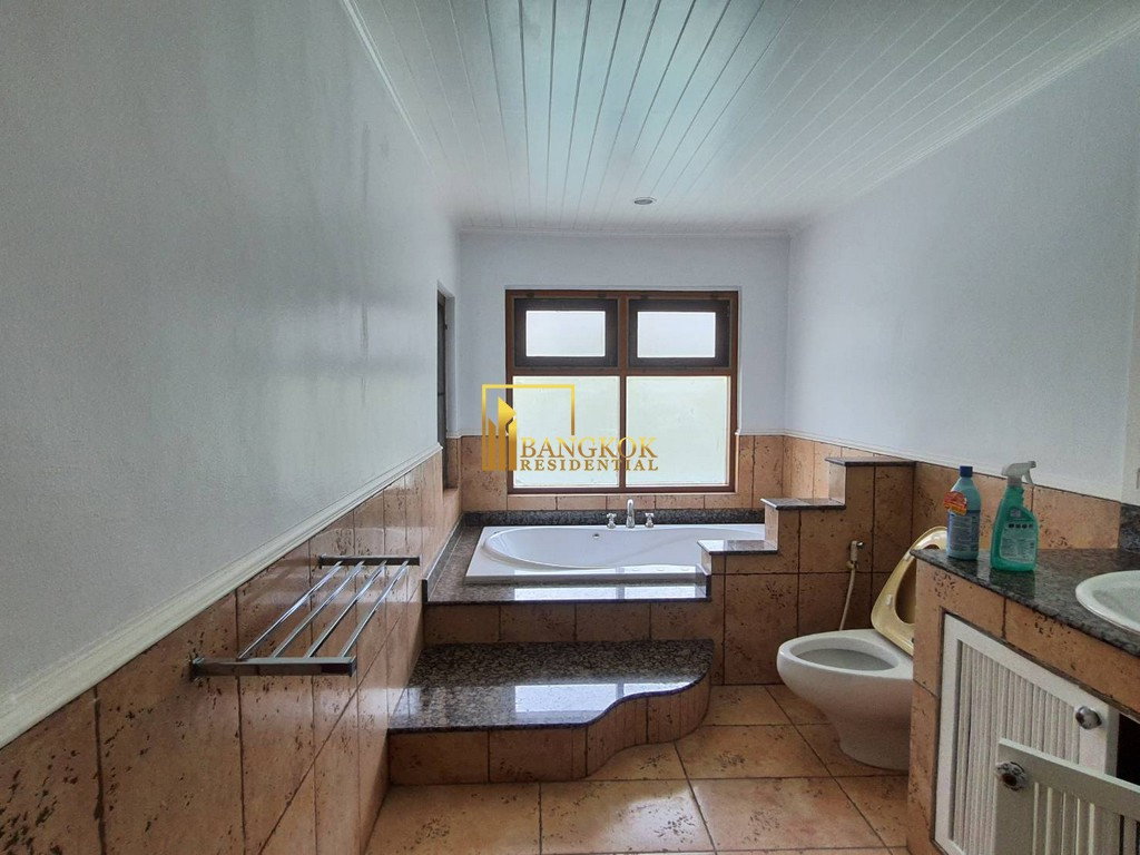 รูป Very Spacious 3 Bedroom House With Pool in Ekkamai Area - BR2621CD - รูปที่ 22/38