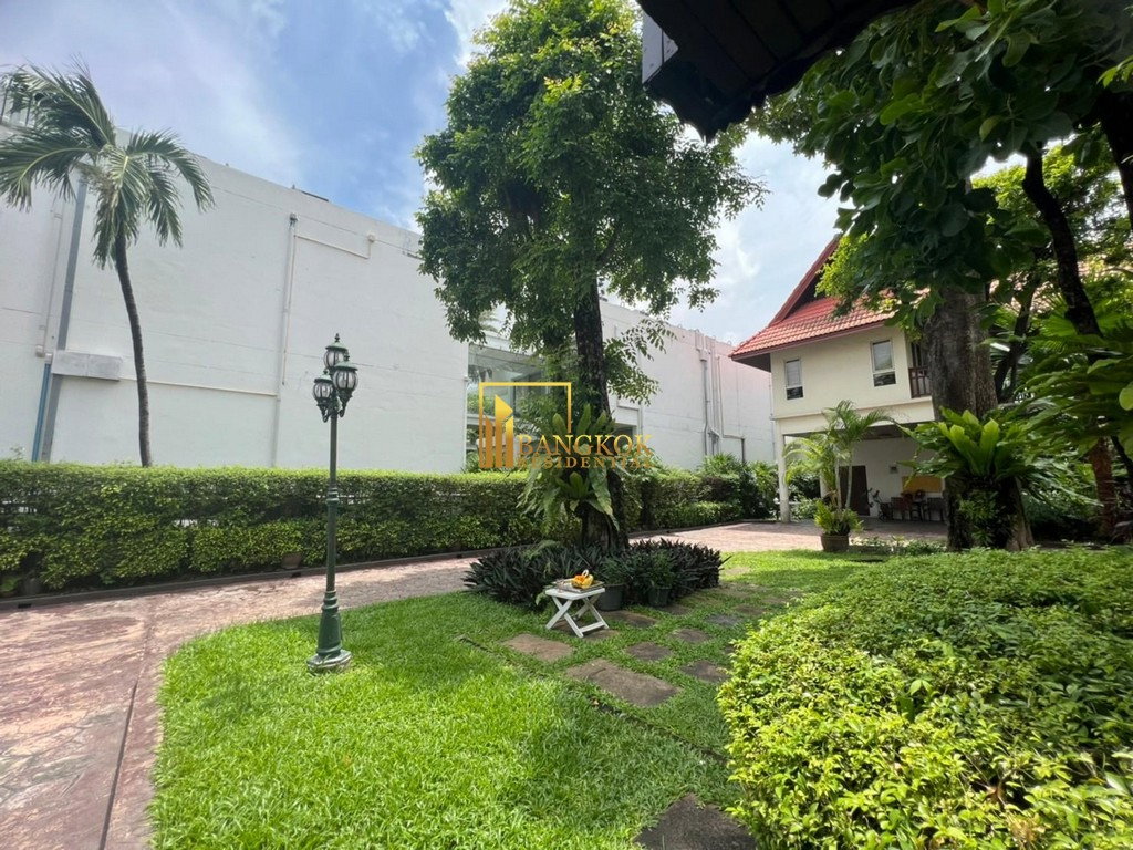 รูป Very Spacious 3 Bedroom House With Pool in Ekkamai Area - BR2621CD - รูปที่ 37/38