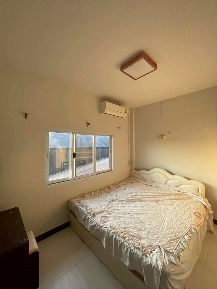 รูป ให้เช่าบ้านเดี่ยว 2 ชั้น ซอยลาดปลาเค้า 62 หมู่บ้านสุขนที5 ห้อง - 4 ห้องนอน (ห้องน้ำในตัว + แอร์ + เฟอร์ครบ เตียง/ตู้เสื้อผ้า/โต๊ะแป้ง) และ 1 ห้องเปล่า - รูปที่ 9/17