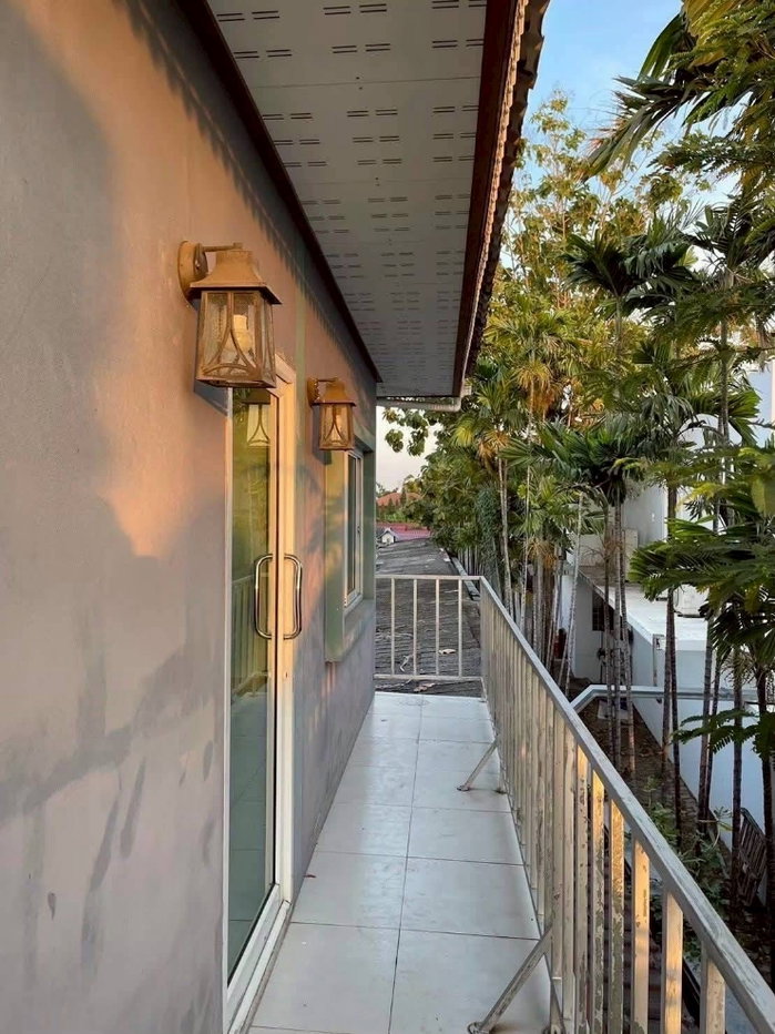 รูป ให้เช่าบ้านเดี่ยว 2 ชั้น ซอยลาดปลาเค้า 62 หมู่บ้านสุขนที5 ห้อง - 4 ห้องนอน (ห้องน้ำในตัว + แอร์ + เฟอร์ครบ เตียง/ตู้เสื้อผ้า/โต๊ะแป้ง) และ 1 ห้องเปล่า - รูปที่ 16/17