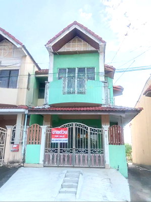 Townhouses for sale Bangkok : Urgent sale! Ready-to-move-in 2-story townhouse in Rungkit Villa 11, Rom Klao. Special price!