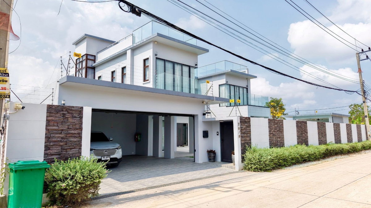 รูป ขายพูลวิลล่าหรู ในพัทยา พร้อมการตกแต่งและสิ่งอำนวยความสะดวกครบครัน ใกล้อ่างมาบประชันเพียง พร้อมเข้าอยู่ - รูปที่ 1/32