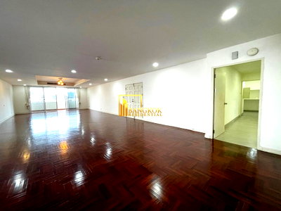 คอนโดให้เช่า : Oriental Towers | Expansive 3 Bedroom Pet Friendly Condo in Ekkamai - BR17432CD