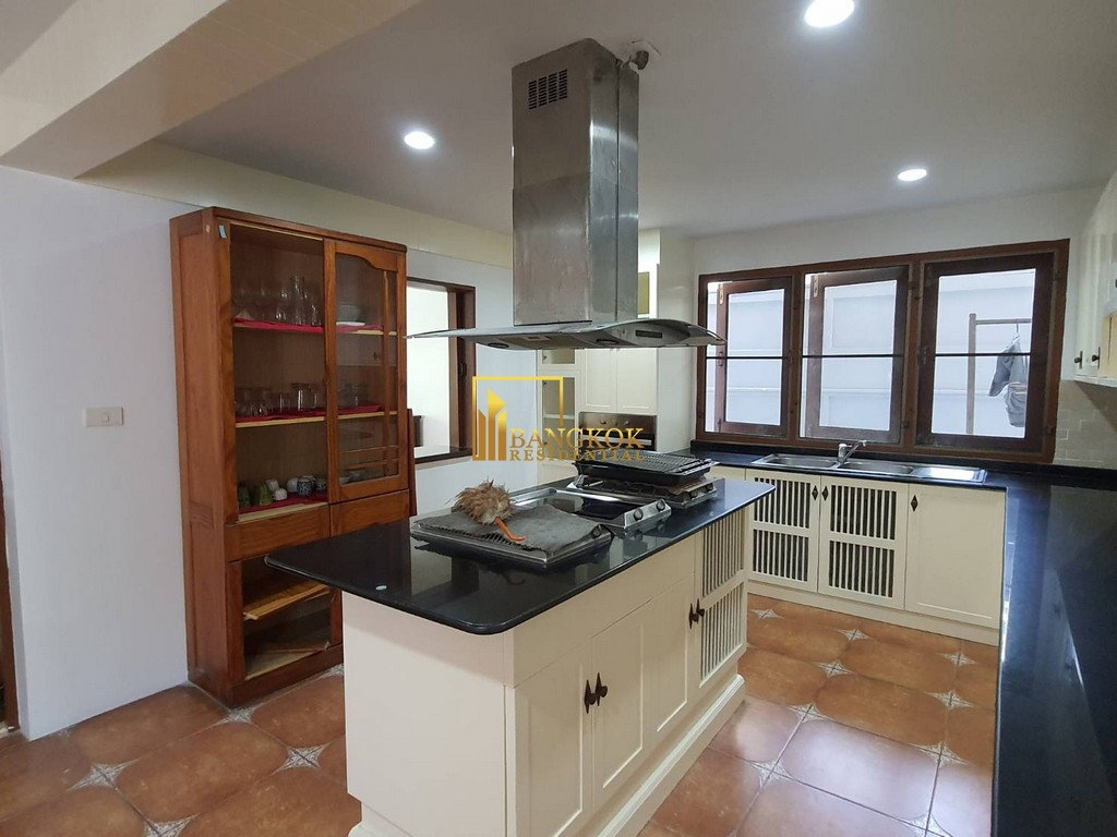 รูป Very Spacious 3 Bedroom House With Pool in Ekkamai Area - BR2621CD - รูปที่ 13/38