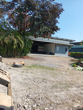 Affordable land with existing buildings for rent, ideal for business startups and business expansion.