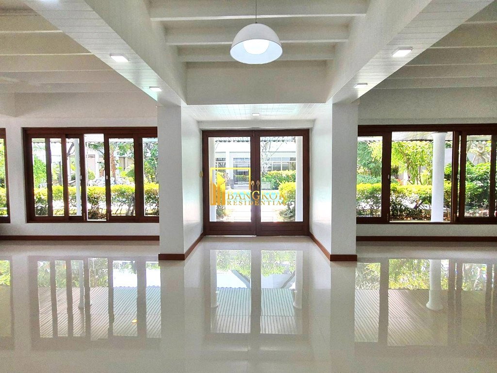 รูป Very Spacious 3 Bedroom House With Pool in Ekkamai Area - BR2621CD - รูปที่ 8/38