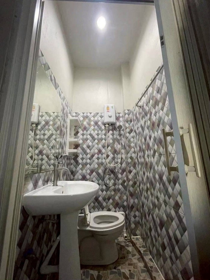 รูป ให้เช่าบ้านเดี่ยว 2 ชั้น ซอยลาดปลาเค้า 62 หมู่บ้านสุขนที5 ห้อง - 4 ห้องนอน (ห้องน้ำในตัว + แอร์ + เฟอร์ครบ เตียง/ตู้เสื้อผ้า/โต๊ะแป้ง) และ 1 ห้องเปล่า - รูปที่ 13/17