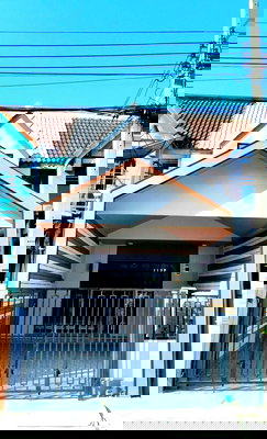 ทาวน์โฮม กรุงเทพมหานคร : ขายทาวน์เฮ้าส์รีโนเวท 2 ชั้น หมู่บ้านพูนสินธานี 3 เคหะร่มเกล้า 64 ลาดกระบัง 2 ห้องนอน ราคา 2.15 ล้านบาท