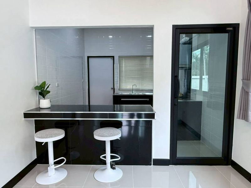 รูป บ้านเดี่ยวสร้างใหม่ ใกล้โรงเรียนศรีสุวิช ทำเลดี พร้อมเข้าอยู่ - รูปที่ 7/18