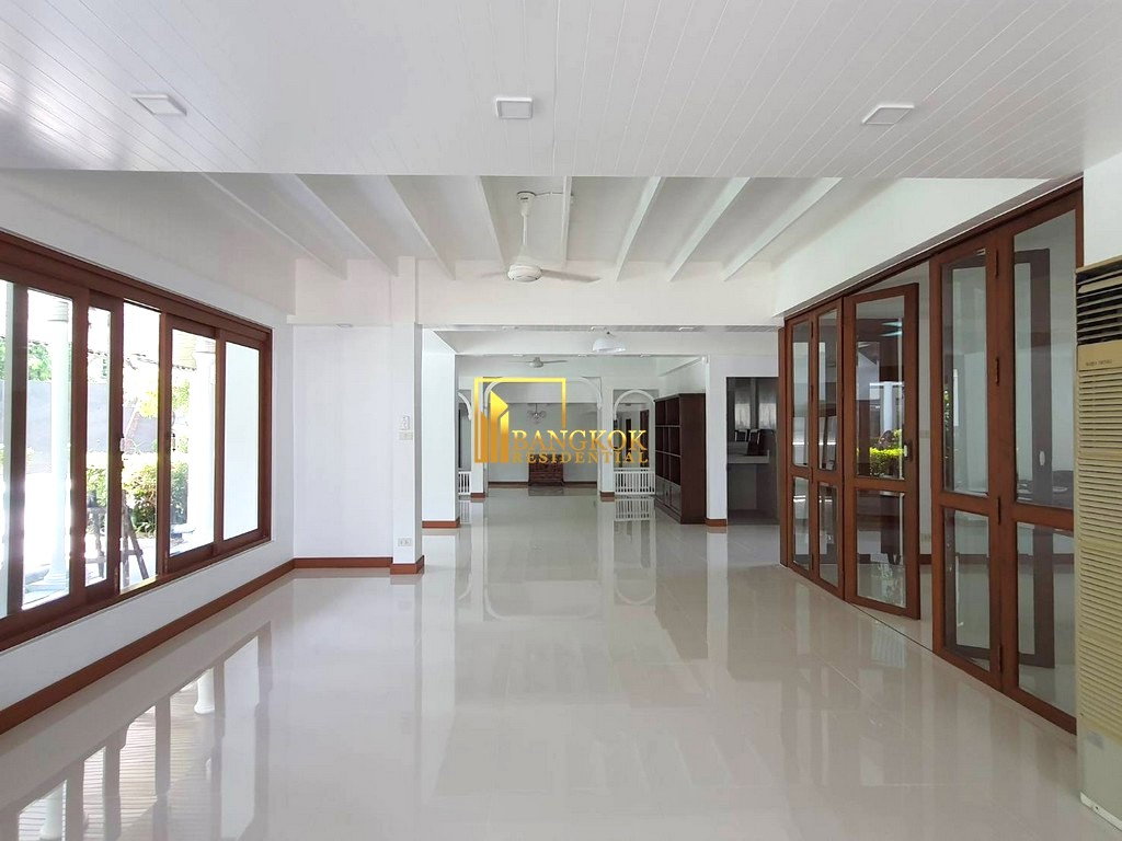 รูป Very Spacious 3 Bedroom House With Pool in Ekkamai Area - BR2621CD - รูปที่ 5/38