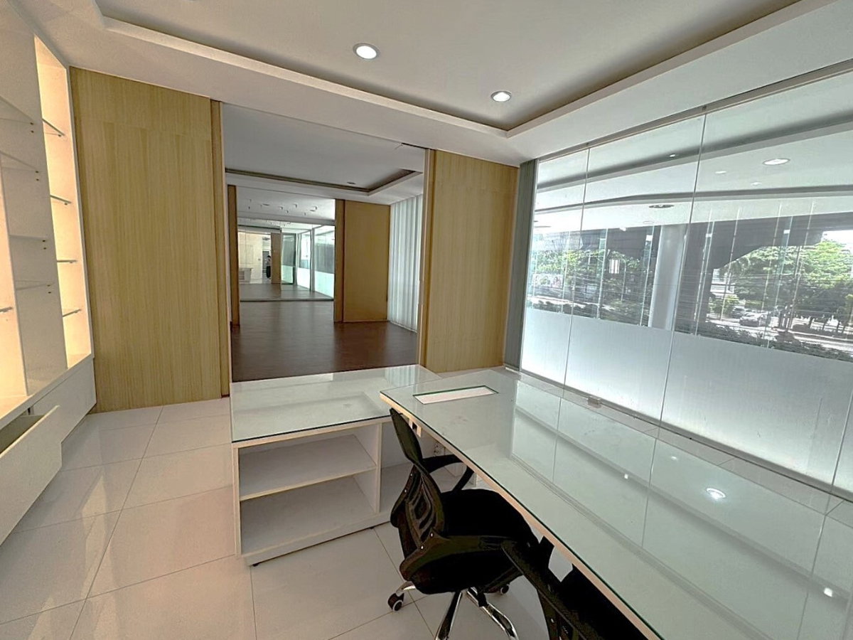 รูป อาคาร 3 ชั้น พร้อมลิฟท์ และที่จอดรถมากกว่า 15 คัน ริมถนนพระราม 9 ** NO CO-AGENT ** - รูปที่ 3/12