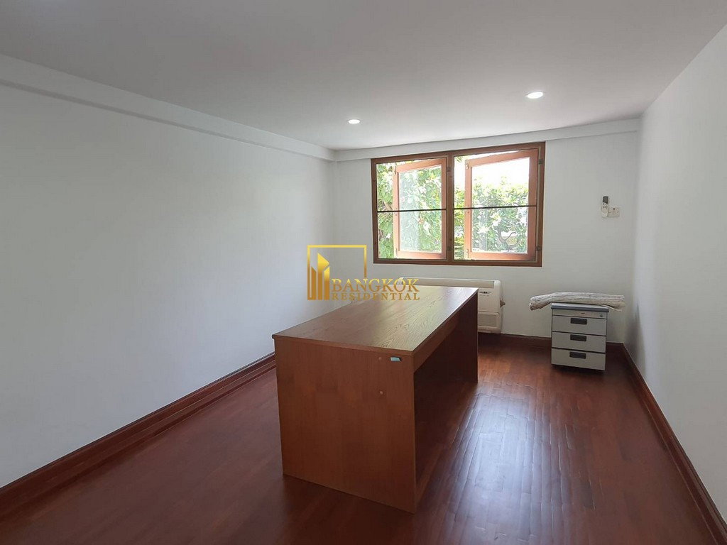 รูป Very Spacious 3 Bedroom House With Pool in Ekkamai Area - BR2621CD - รูปที่ 23/38