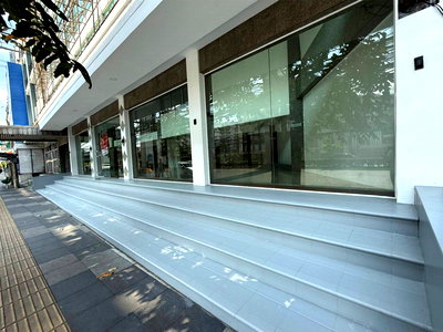 Shophouses for sale Lat Phrao Road : S1088 🚨 Urgent! Building right next to the BTS Skytrain (10 meters away) at a market-below price 🔥🔥 Only 14.95 million baht ‼️