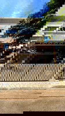 Townhouses for sale Bangkok : S1087 🔥 3-story corner townhome in the heart of Phatthanakan 🔥 Near Airport Rail Link Hua Mak ✈️ Only 7.49 million baht