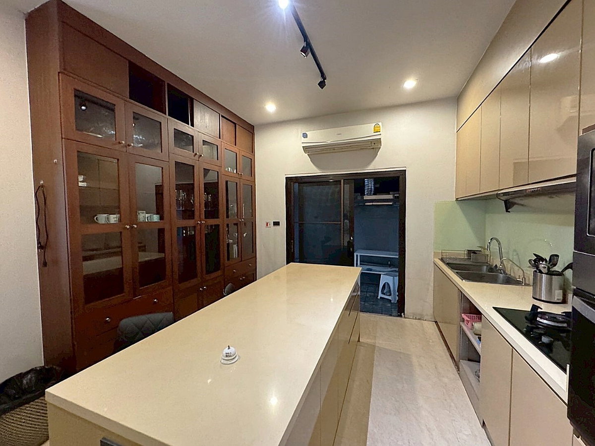 รูป บ้านหรู 5 ห้องนอน พร้อมสระว่ายน้ำ ใจกลางทองหล่อ ** NO CO-AGENT ** - รูปที่ 9/22