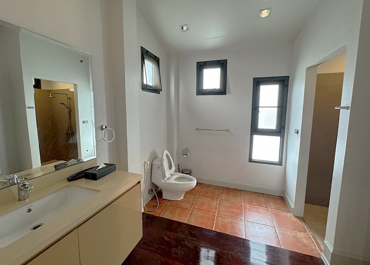 รูป บ้านหรู 5 ห้องนอน พร้อมสระว่ายน้ำ ใจกลางทองหล่อ ** NO CO-AGENT ** - รูปที่ 20/22