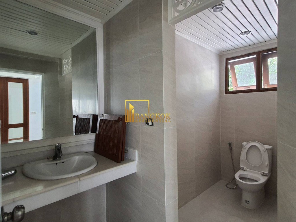 รูป Very Spacious 3 Bedroom House With Pool in Ekkamai Area - BR2621CD - รูปที่ 16/38