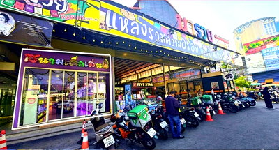 พื้นที่ขายของให้เช่า : ปล่อยเช่าพื้นที่ด้านหน้าสุด ห้องกระจก ขนาดเริ่มต้น 35 ตร.ม. หน้าตลาดมารวยปิ่นเกล้า ติดถนนบรมราชชนนี ใกล้เซ็นทรัลปิ่นเกล้า