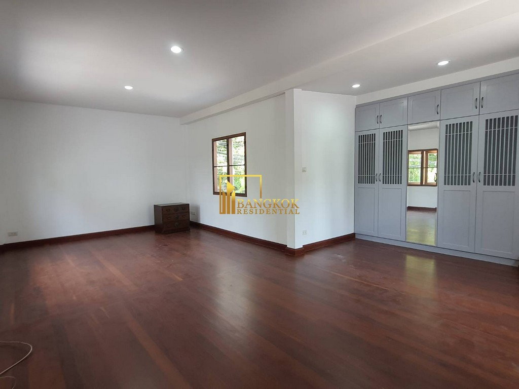 รูป Very Spacious 3 Bedroom House With Pool in Ekkamai Area - BR2621CD - รูปที่ 30/38