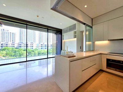 Condos for sale : For sale Mulberry Grove The Forestias Condo. Unfurnished unit with a spacious layout, allowing for personalized decoration.