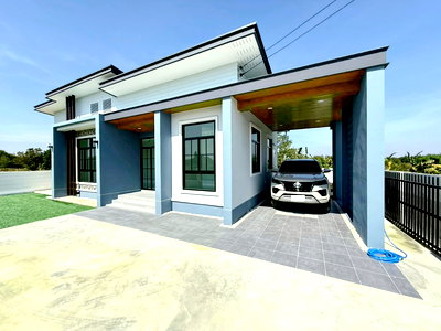 บ้านเดี่ยว ชลบุรี : ขายบ้านเดี่ยวโมเดิร์น หลังสุดท้าย  3ห้องนอน 2 ห้องน้ำ 2 ที่จอดรถ พนัสนิคม ชลบุรี