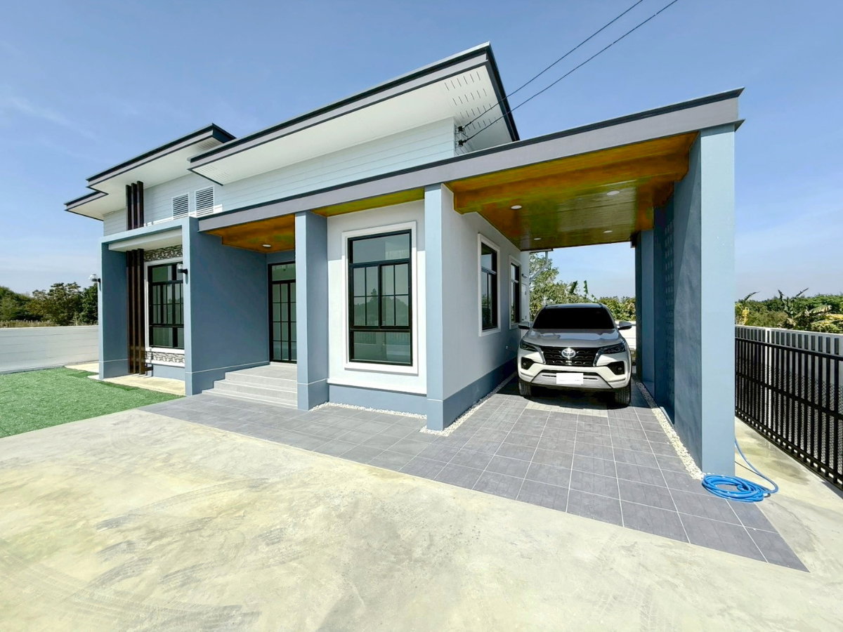 รูป ขายบ้านเดี่ยวโมเดิร์น หลังสุดท้าย  3ห้องนอน 2 ห้องน้ำ 2 ที่จอดรถ พนัสนิคม ชลบุรี - รูปที่ 1/33