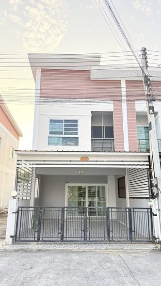 รูป 3 Bedroom Townhouse for Sale East Pattaya - รูปที่ 1/13