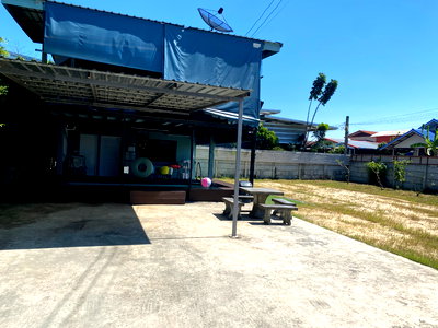 Houses for rent Bangkok : House for rent with swimming pool, 100 sq.m., fully furnished and equipped with appliances, available from April. Near the BTS Skytrain.