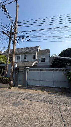 🌿 **VR0236 Private Garden Detached House, Ratchadaphisek 32** 🚇 **Near MRT Ladprao (approximately 2.5 km)**
