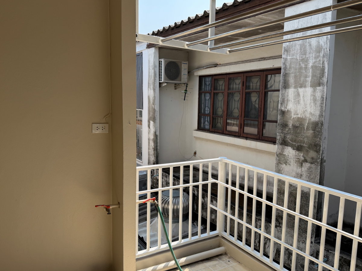 รูป ขาย ทาวเฮ้าท์  2 ชั้น รีโนเวทใหม่ทั้งหลัง  ขนาดพื้นที่ 18 ตรว.  หมู่บ้าน ปาริชาต ถนน 345 บางคูวัด จ.ปทุมธานี  ราคา 1.7 ล้าน บาท โทร.081-9106368 - รูปที่ 34/43