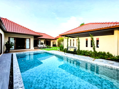 Houses for rent Bang Lamung Chonburi : 4 Bedroom Pool Villa for Rent in Huai Yai