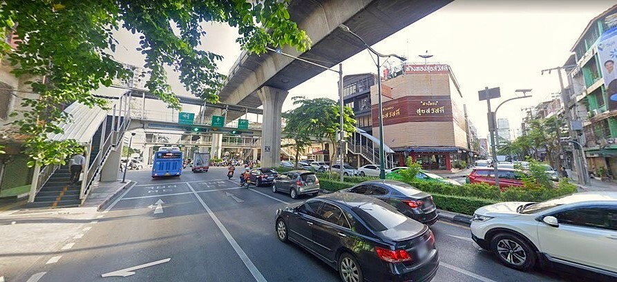 picture Retail space for rent in 100% condition on Phahonyothin Road ** NO CO-AGENT ** - 3/4