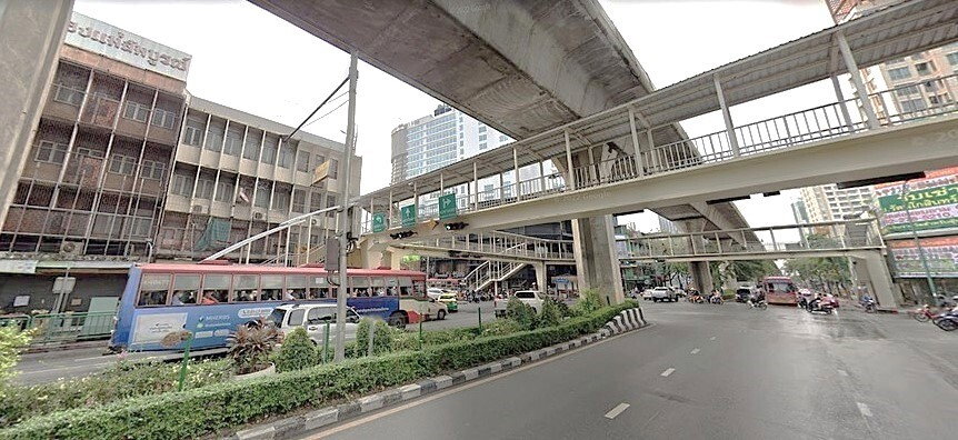 picture Retail space for rent in 100% condition on Phahonyothin Road ** NO CO-AGENT ** - 4/4