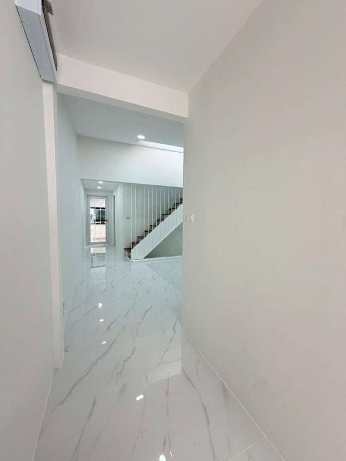 รูป R126 ขายด่วน ทาวน์เฮาส์ 1.5 ชั้น ซอยพงษ์เพชรพัฒนา พร้อมอยู่  ใกล้ MRT สายสีม่วง ราคาเพียง 2.59 ล้านบาท (ฟรีโอน!)  - รูปที่ 6/24