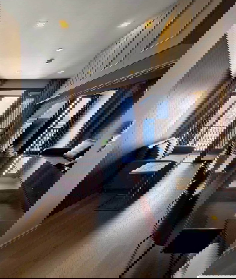 picture Ashton                     Asoke  - 7/10