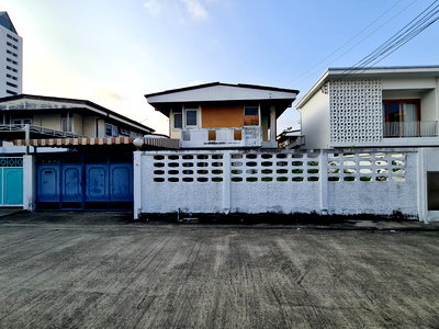 Twin houses for rent Lat Phrao Road : Single house for rent as is conditions: 6 Soi 6 Seri 2 Village (Ramkhamhaeng 24 Intersection 28) Good society, good environment