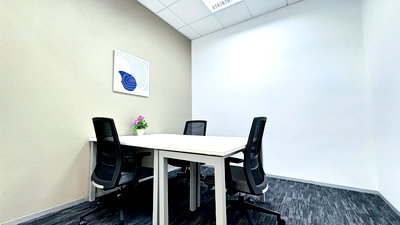 Office for rent Vajiravudh College : Find office space in Regus The Rice Tower for 2 persons with everything taken care of