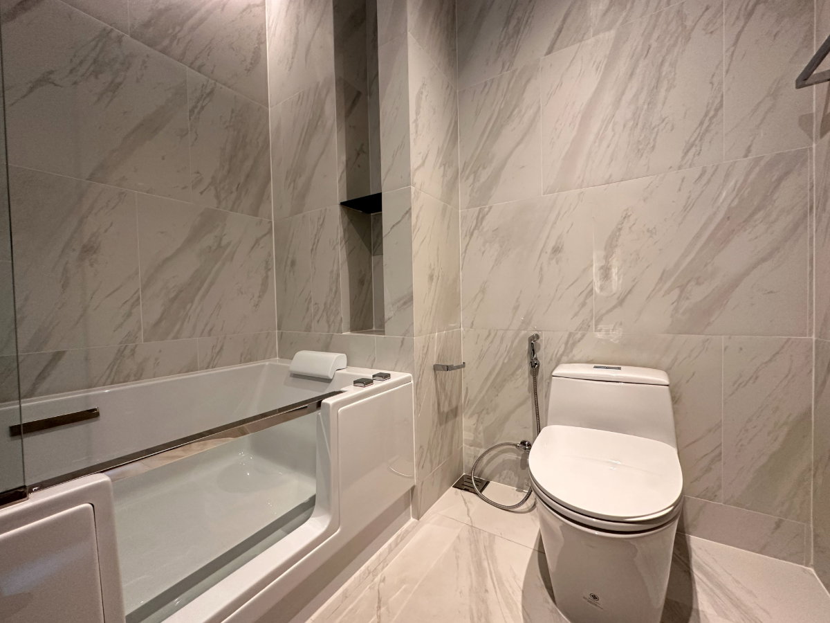 รูป 🔥Hot Deal🔥 𝐓𝐡𝐞 𝐑𝐨𝐨𝐦 สุขุมวิท 𝟑𝟖 คอนโดกลางสุขุมวิท 1 ห้องนอน พร้อมเข้าอยู่ เพียง 7.5 ลบ.* - รูปที่ 3/14