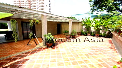 Townhouses for rent Bangkok : 🔼🔽 AccomA 📩 Penthouse 5 BR Townhouse @A serene townhouse nestled in the city center  (50064)